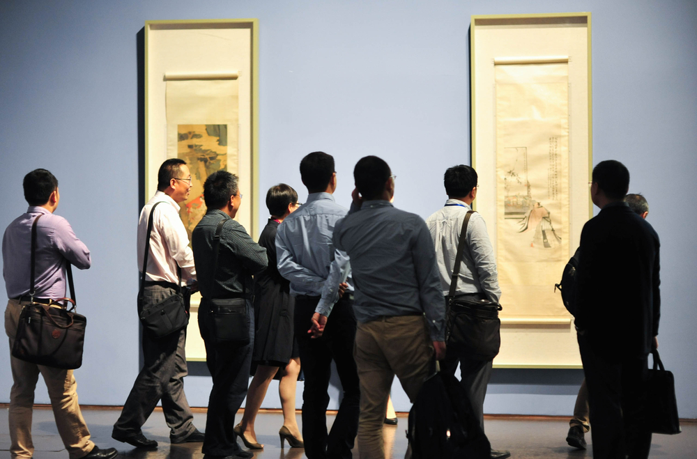 参会人员参观中华艺术宫