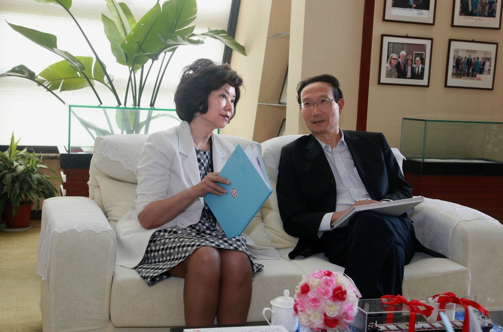 黄有方校长与赵小兰女士亲切交流