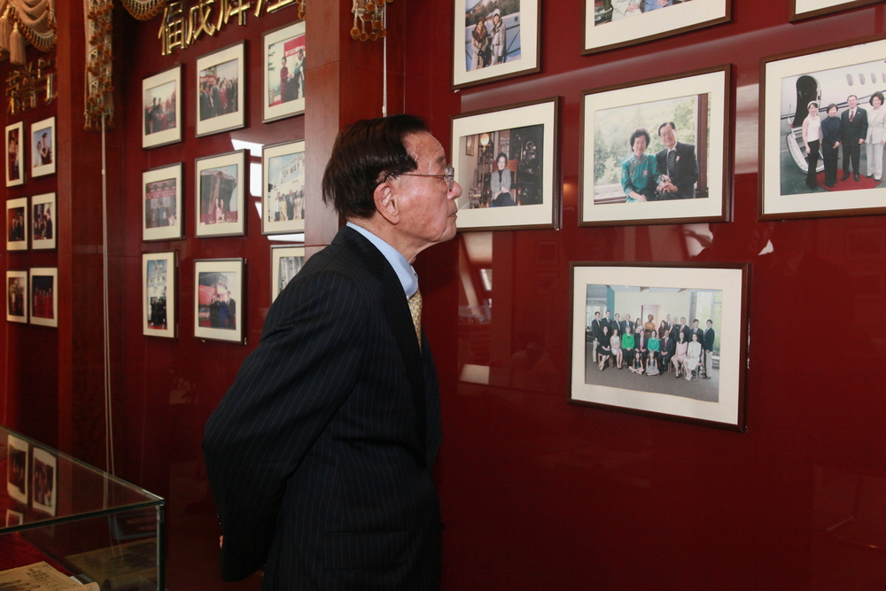 2016年赵锡成博士在我校木兰纪念馆 赵锡成博士驻足我校木兰纪念馆遥想当年