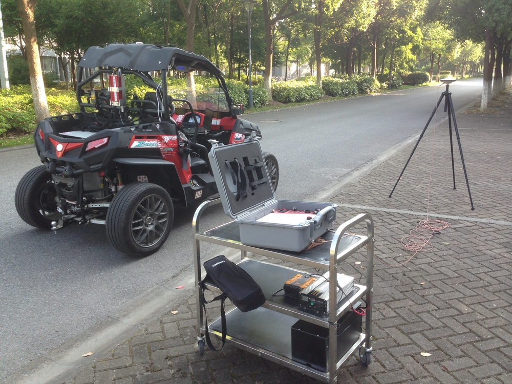 对“智能互联+四轮独立驱动电动车”进行试验调试