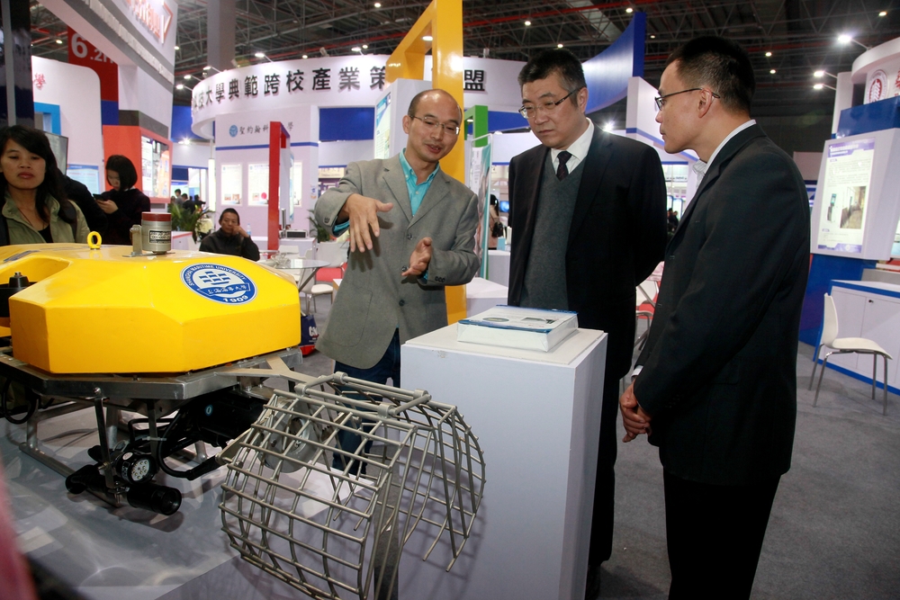 “海事二号”水下搜救机器人参展第18届工博会