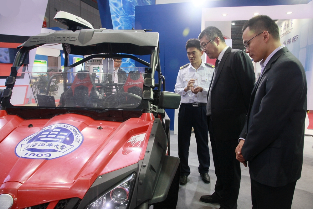 杨万枫副校长就该车技术今后在智能船舶系统上的应用提出要求