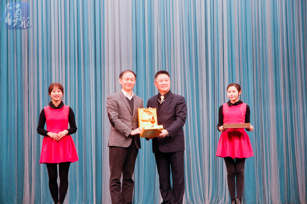 国家京剧院二团党支部书记江其虎与我校党委书记金永兴互赠纪念品