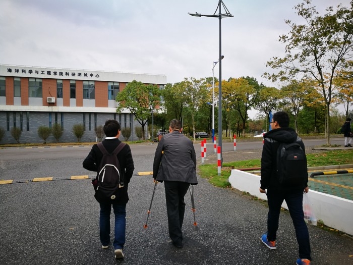 侯剑老师走在校园