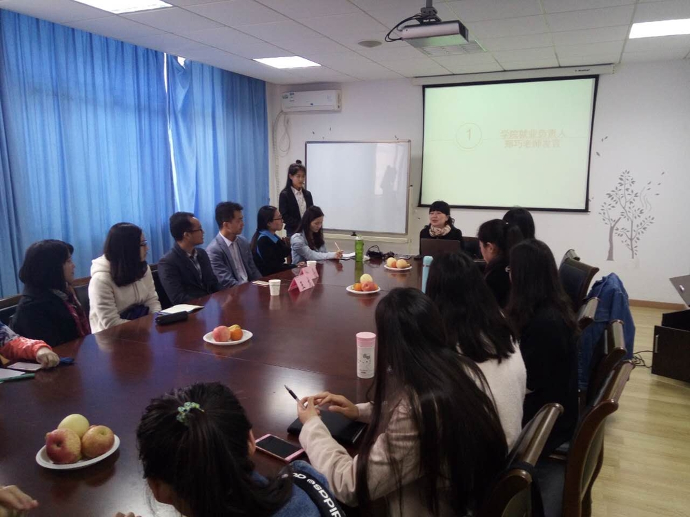 郑巧老师为学生做就业指导