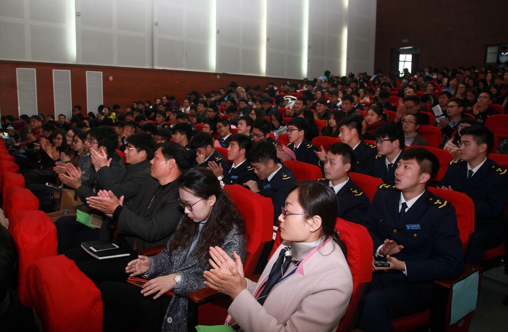 报告赢得师生热烈掌声