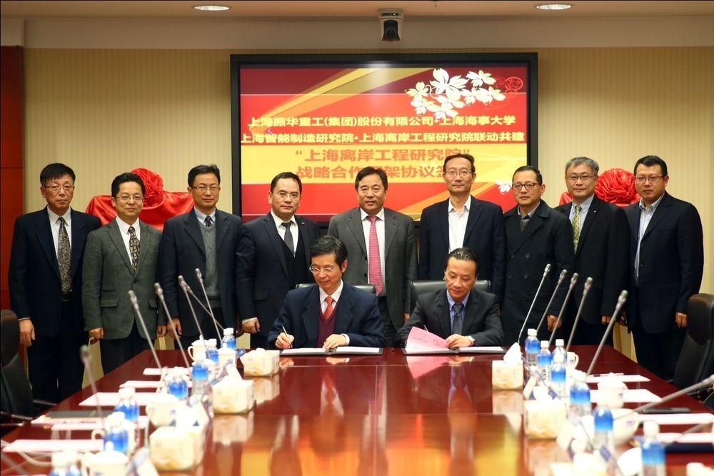 严伟副校长与严云福总工程师代表双方签订战略合作框架协议