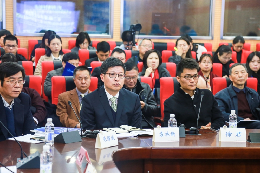 与会者专注听取报告