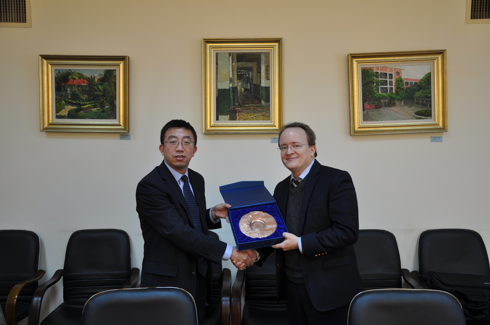 双方交换纪念品