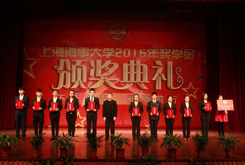 施欣副校长为获奖学生颁奖