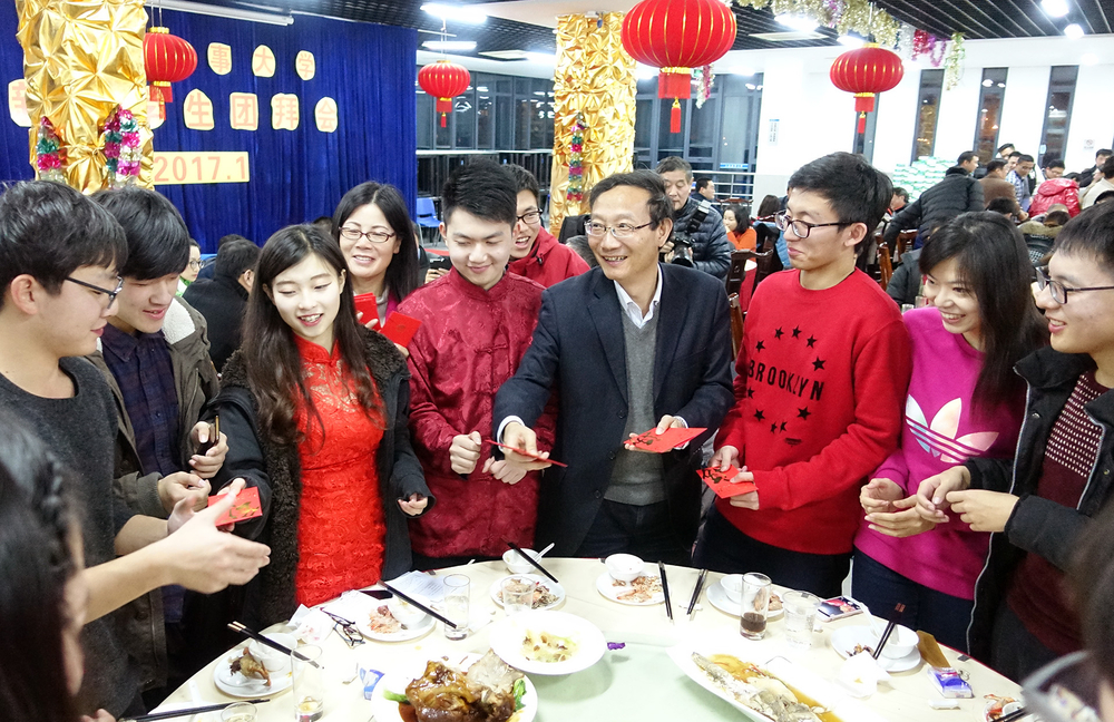 校领导为寒假留校学生发压岁包