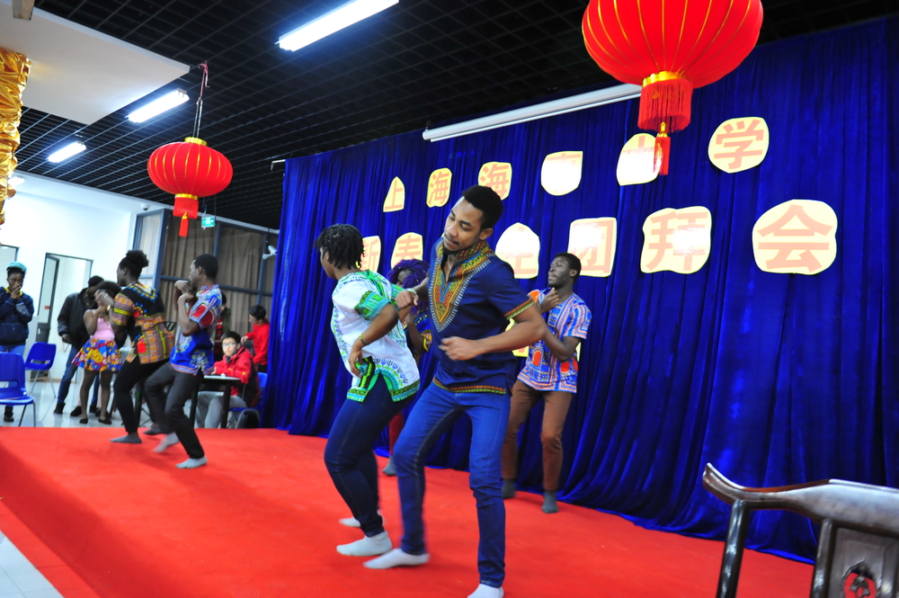 留学生载歌载舞