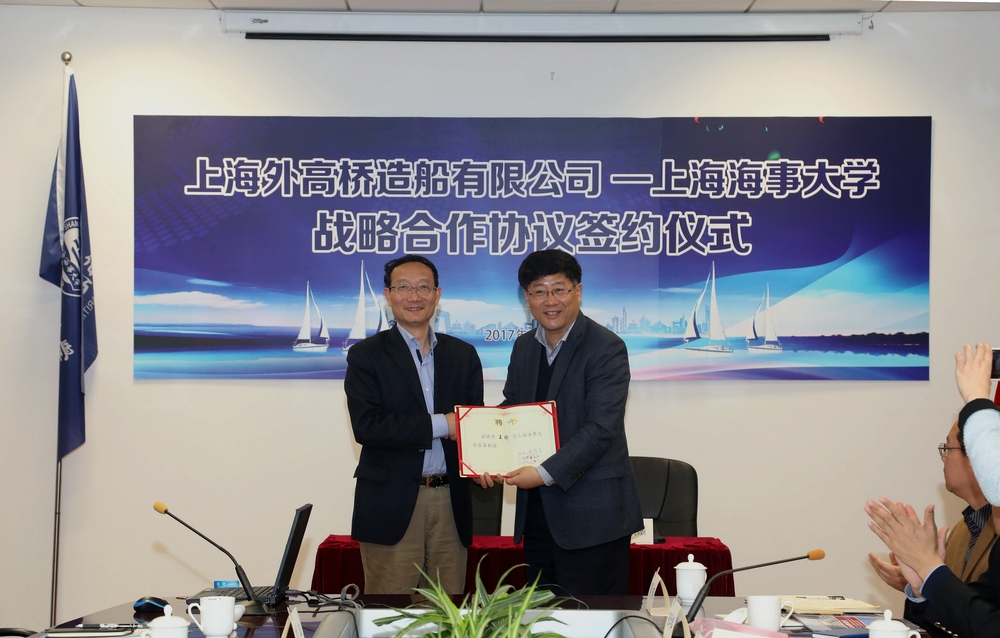 黄有方校长为王琦董事长颁发客座教授聘书并佩戴校徽