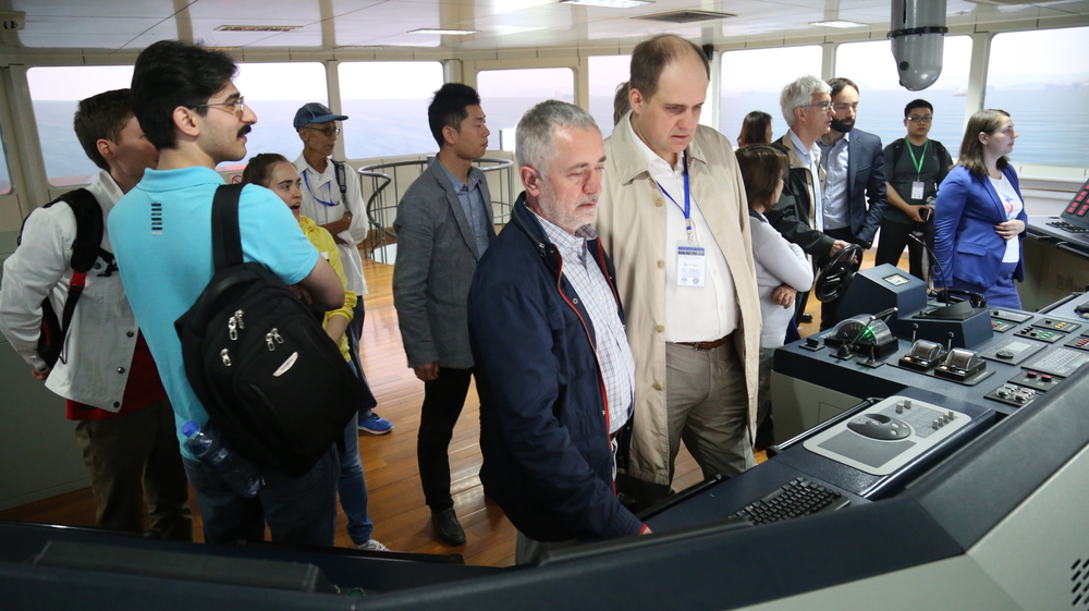 参会人员参观实验室