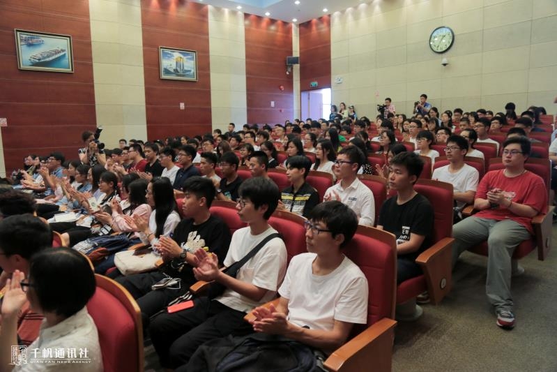 学生们认真听讲