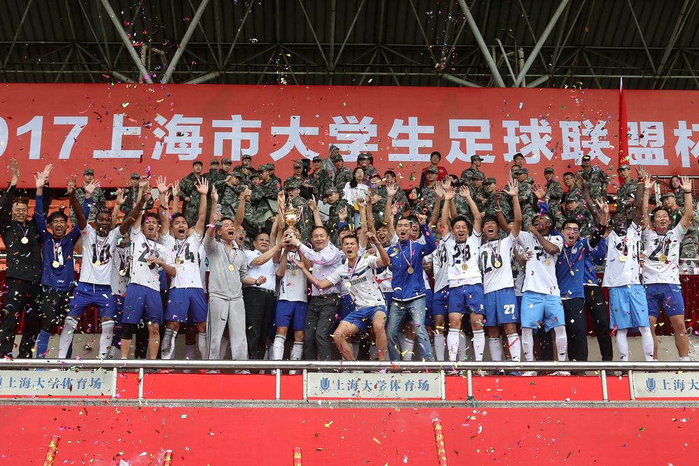 校党委书记金永兴与足球队一起庆祝夺冠