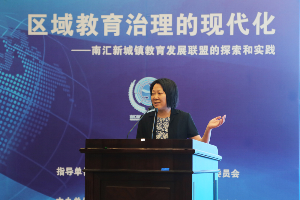 浦东新区教育党工委书记、教育局局长诸惠华在仪式上讲话