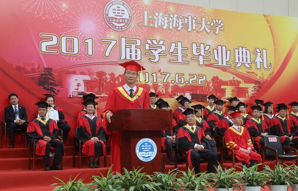 黄有方校长在毕业典礼上作演讲