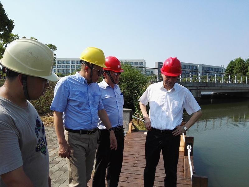 金永兴书记察看亲水平台防腐木及河道防护栏维修情况