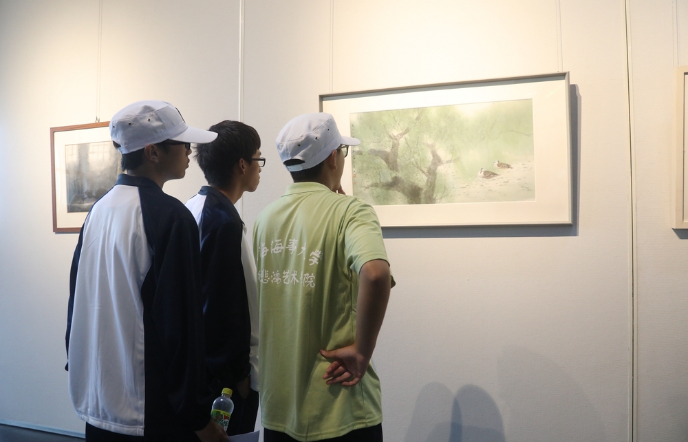 我校举行“时代•物外”乐震文师生创作方式展