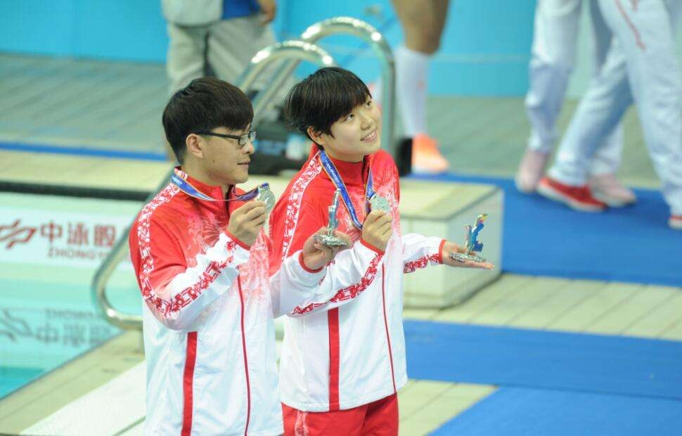 我校学生许丹露(女)与教练在领奖台上