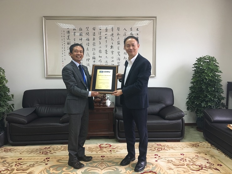 金永兴书记代表学校接受惠美裕副秘书长授予的证书