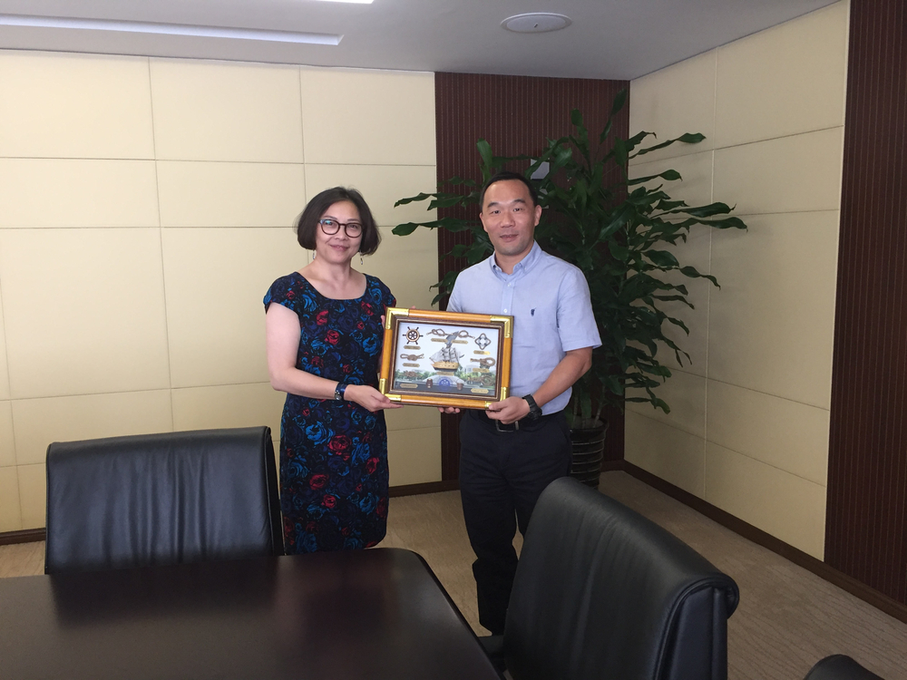 王海威副校长向DHL副总裁王惠君女士赠送水手结