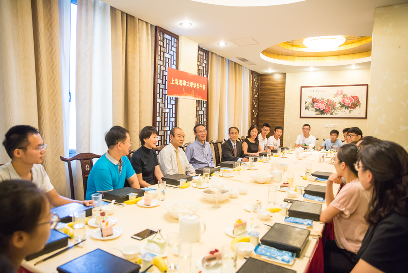 我校师生代表与校友代表共进“学长午餐”