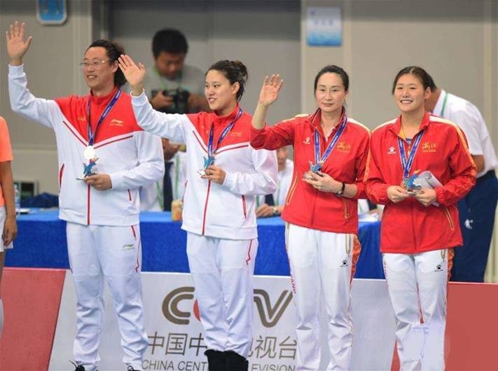 我校学生张思诗代表上海队(左二)、浙江队选手叶诗文(右一)和教练在颁奖台上