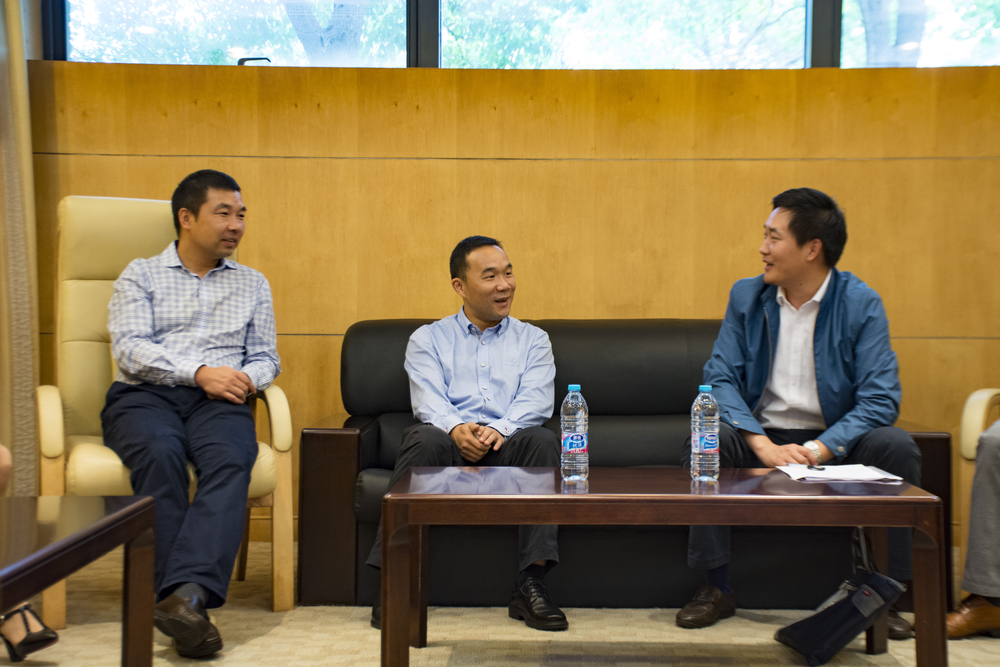 王海威副书记现场与用人单位代表亲切交流