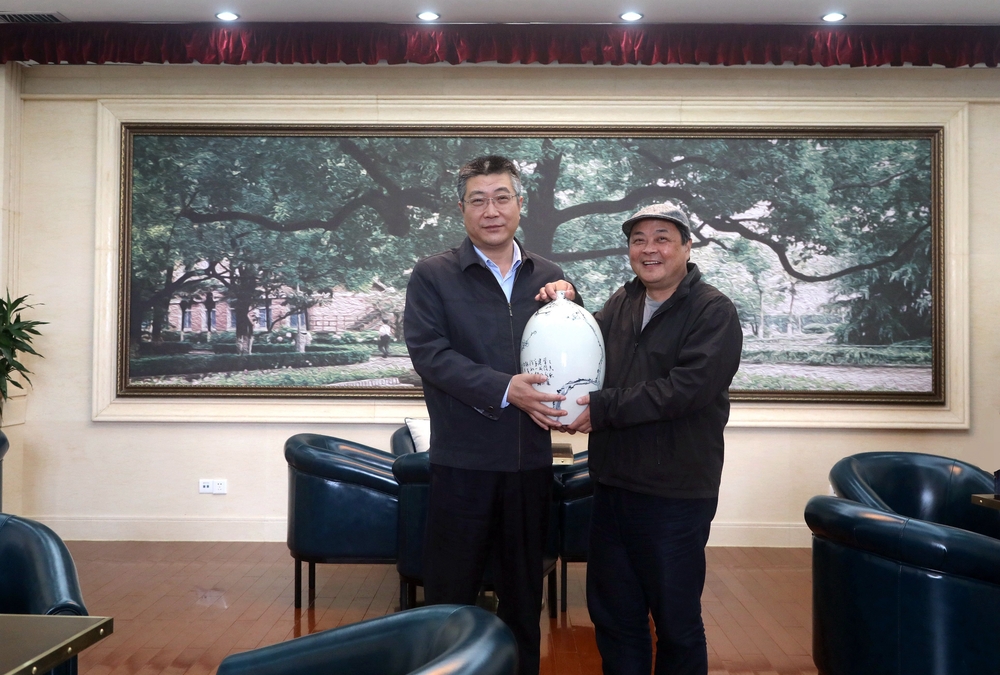 杨万枫副校长代表学校接受捐赠(作品之一)