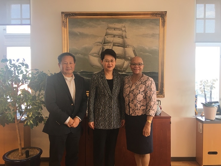 门妍萍副书记与世界海事大学校长Cleopatra Doumbia-Henry博士、副校长马硕教授合影