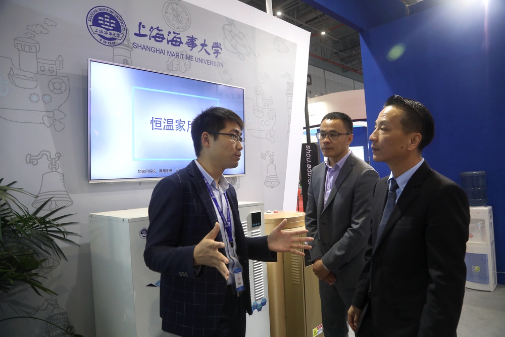 严伟副校长现场听取“智能天气感应多能互补相变储能供热/供暖系统”展品介绍