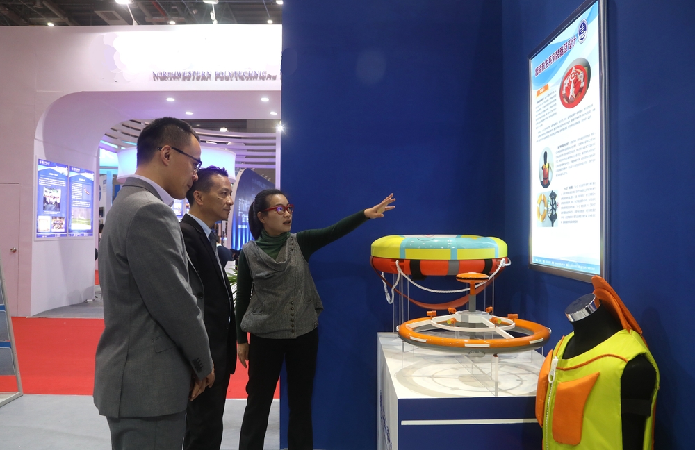严伟副校长现场听取“海上智能救生系列装备及设计”展品介绍