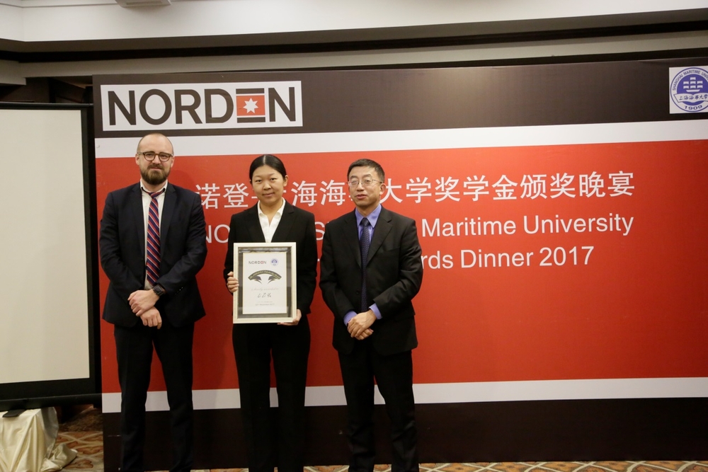 施欣副校长与严森总经理为我校获奖老师颁奖