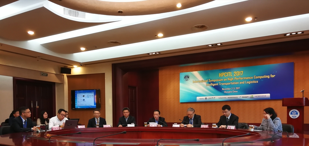 严伟副校长进行开幕致辞