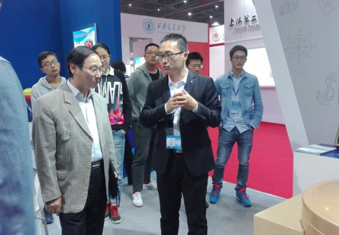 上海市教育卫生工作委员会副书记、上海市教育委员会副主任高德毅参观我校展出的科技成果