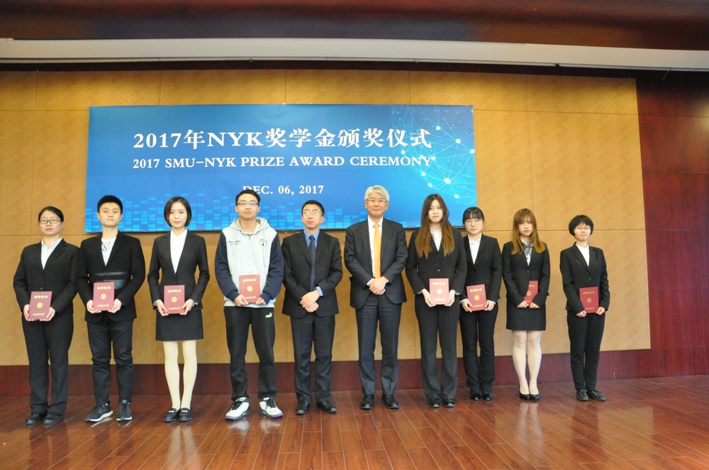 为获奖学生颁发证书