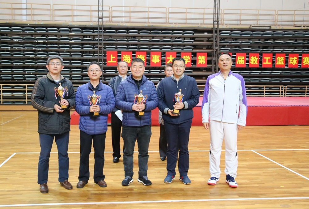 教工篮球协会会长胡雄颁发优秀组织奖