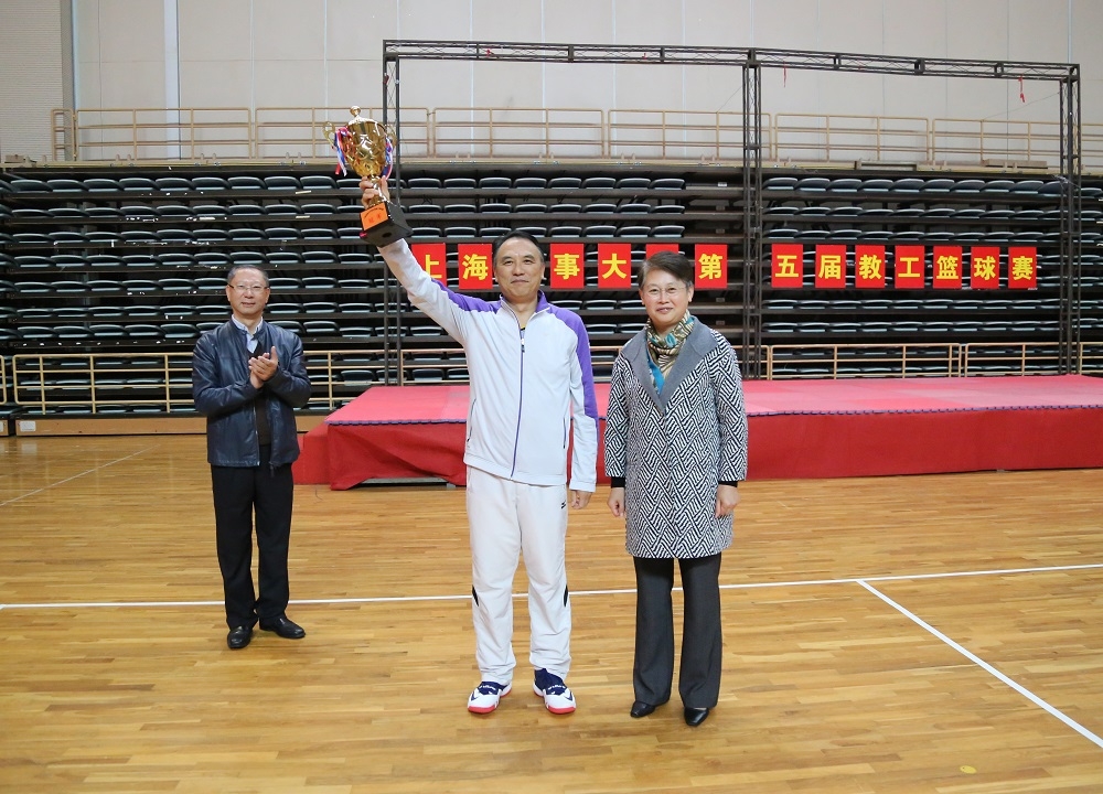 门妍萍副书记颁发冠军奖