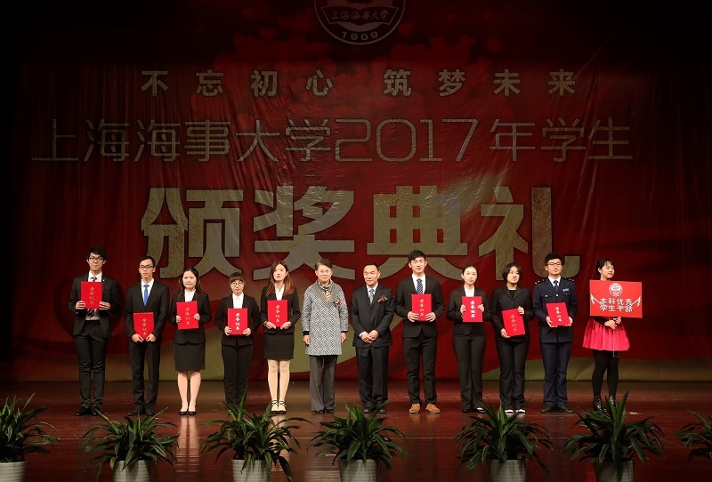 校领导为获奖学生代表颁奖