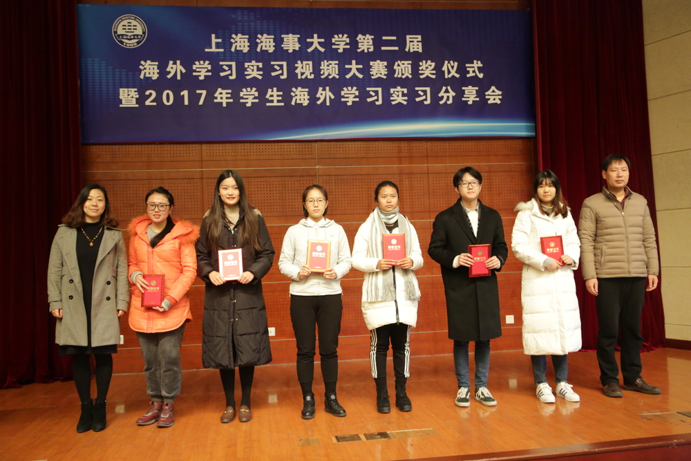 安燕、郑洪祥老师为视频大赛三等奖获奖代表颁奖