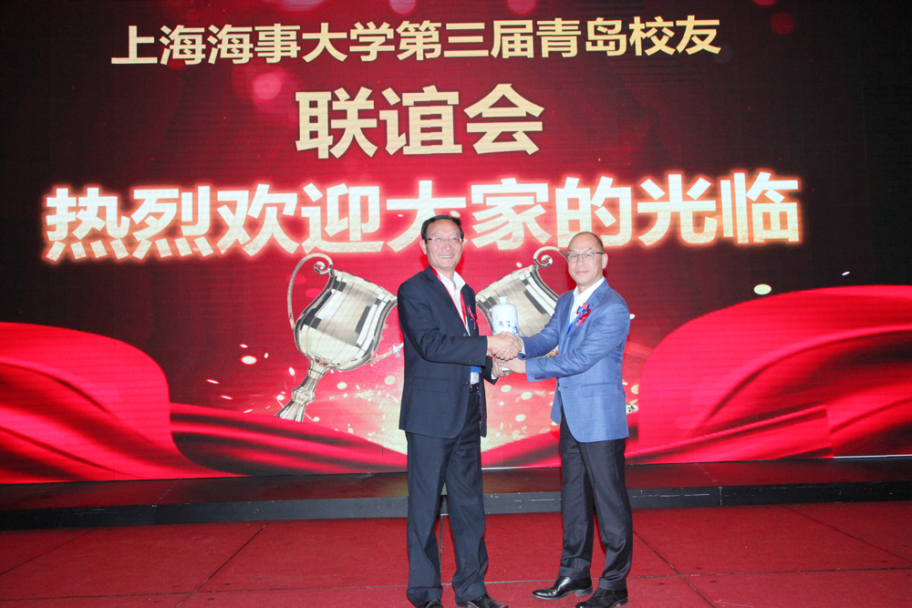 黄有方会长代表校友总会向青岛校友会赠送由我校徐悲鸿艺术学院院长乐震文教授书画作品“竹”烧制的瓷瓶