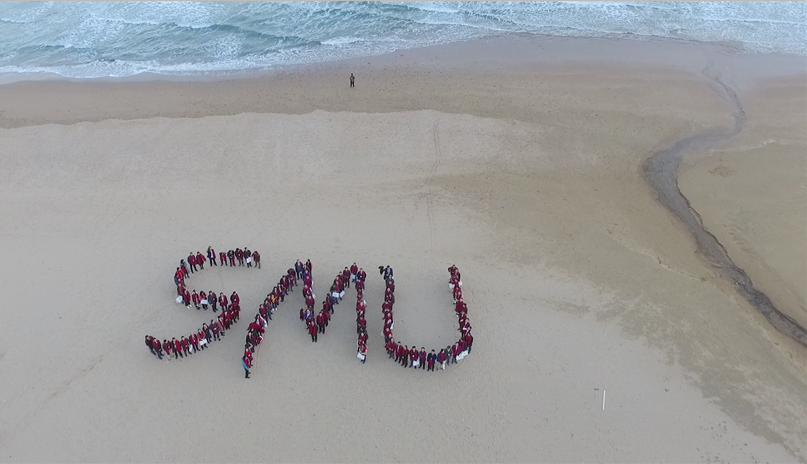 航拍由校友站队组成“SMU”的合影