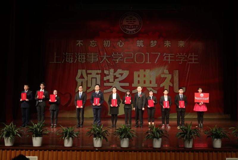 校领导为获奖学生代表颁奖