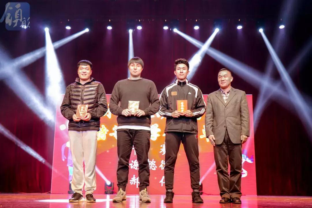 王海威副书记为运动员学年特等奖颁奖