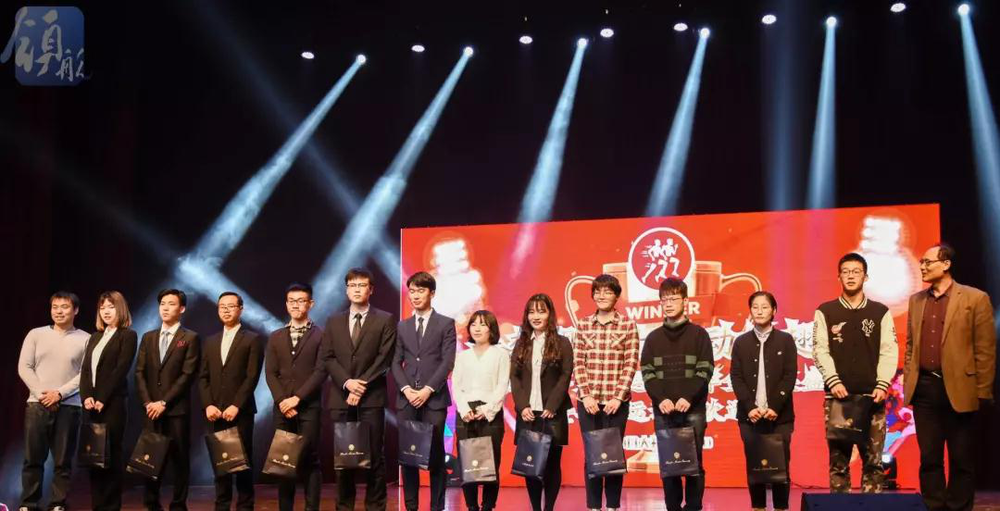 为毕业运动员颁发纪念品