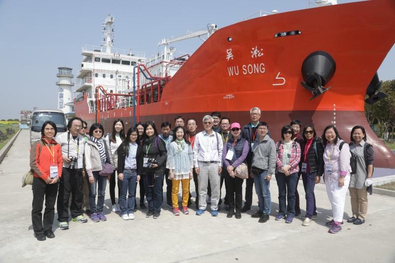 参观“吴淞”号特种模拟船