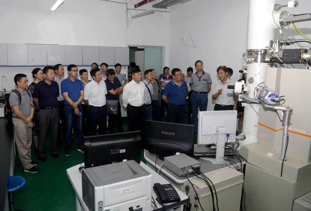 参观深海装备材料与防护工程技术研究中心