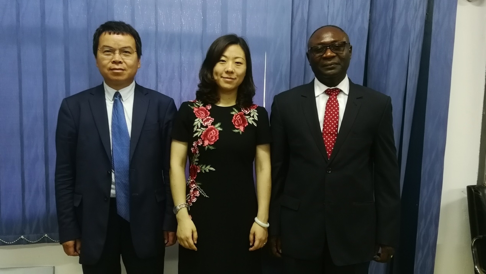 与中西非地区海事大学校长Elvis Nyarko合影